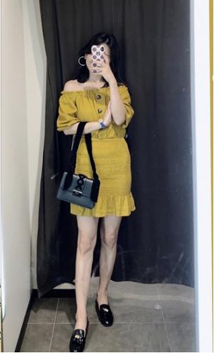 黄色度假风连衣裙