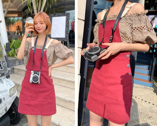 玫红色背带裙 浅驼色蕾丝短上衣