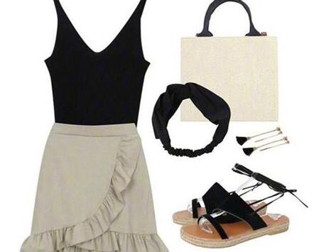 黑色背心 米色花边裙 黑色沙滩凉鞋 发带 米白色帆布包