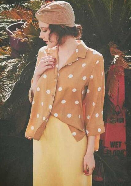 黄色底白色波点的衬衣