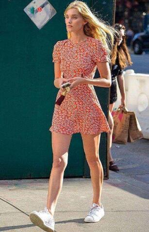 碎花裙  小白鞋