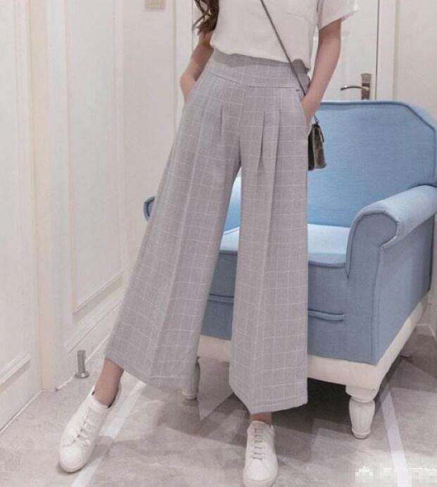 浅色阔腿裤