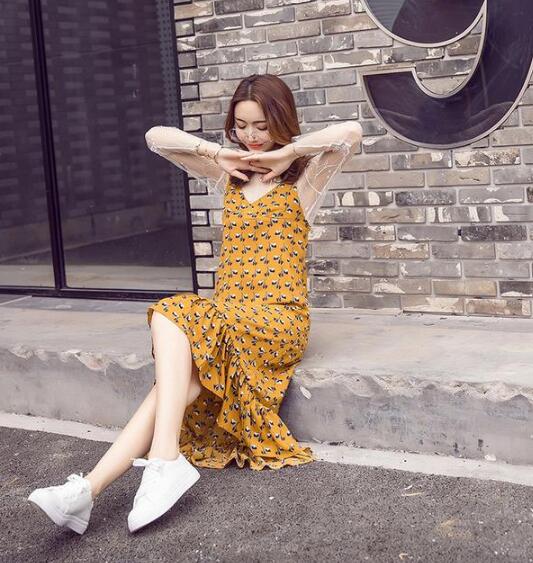 碎花长裙 小白鞋