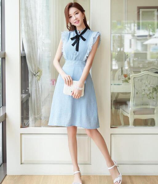 领口的黑色蝴蝶结