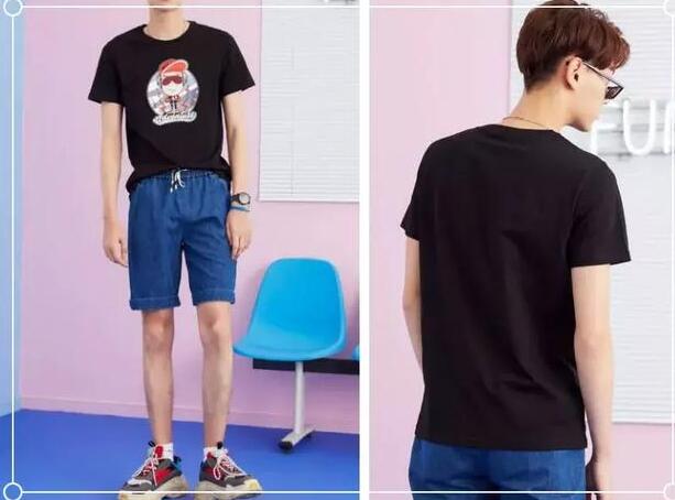 黑色T恤 蓝色短裤