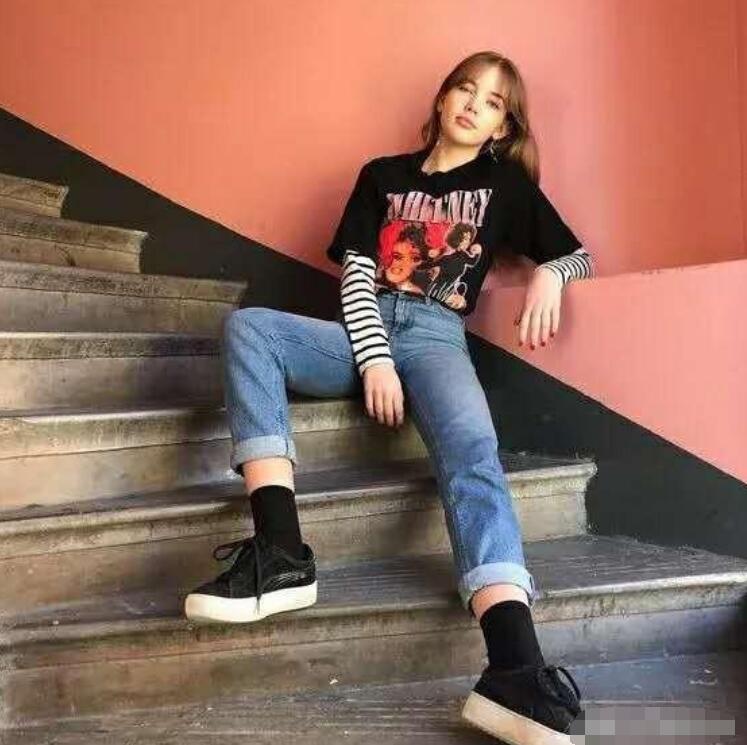 黑色印花T恤 牛仔裤