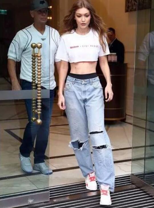 破洞牛仔裤 白色短款T恤