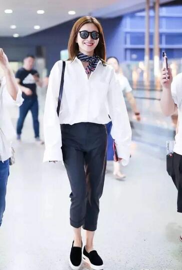 白色衬衫 黑色九分西装裤