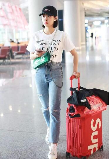 浅色牛仔裤 白色T恤