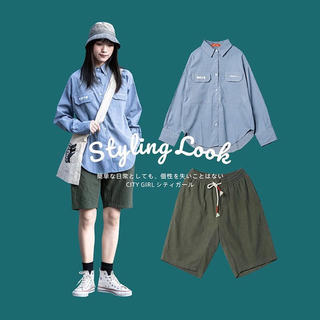 淡蓝色的长袖衬衫 深灰色的棉麻五分裤