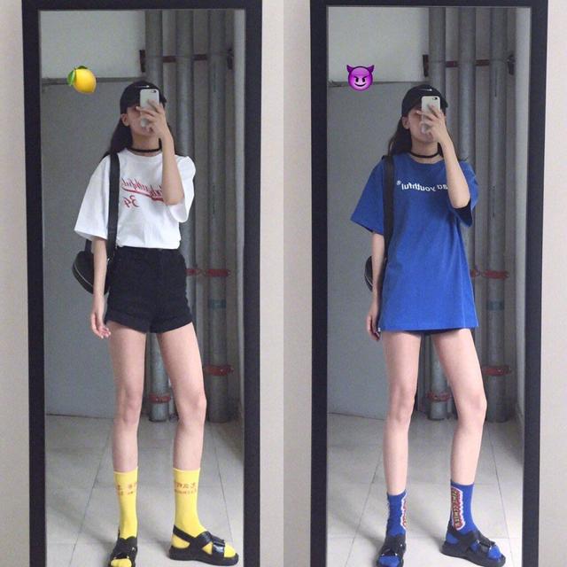 白色的宽松T恤搭配黑色的短裤