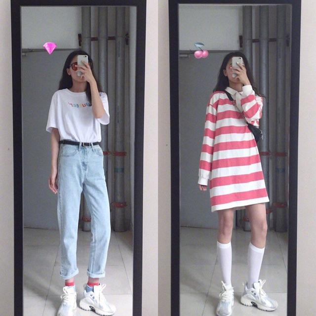 白色的T恤搭配浅色的牛仔裤