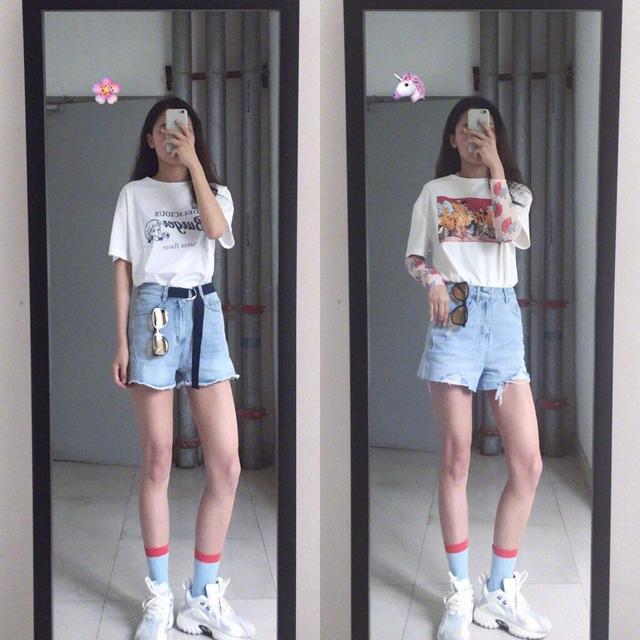 白色的T恤搭配浅色牛仔短裤