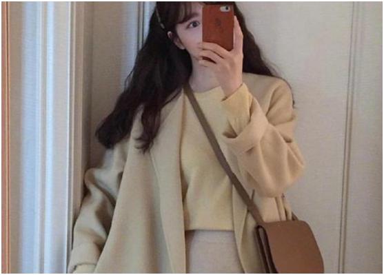 米色毛衣外套