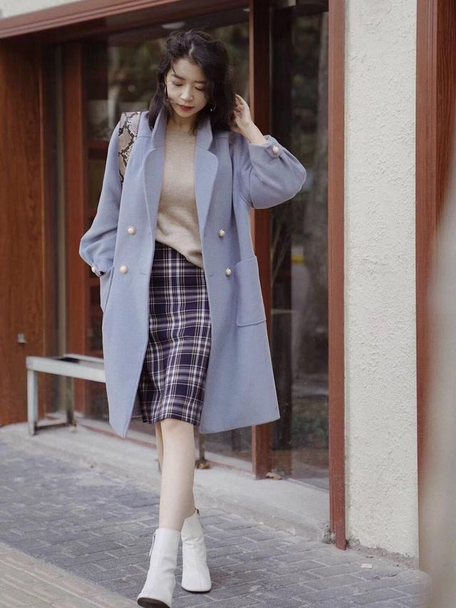 格纹半身裙 毛衣 大衣