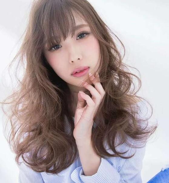 长脸女生 蓬松的发型