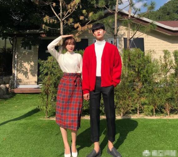 白色高领打底衫+红色格子半身裙