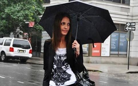 品牌标志图案的T恤