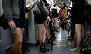 “无裤日”是庆祝还是恶搞 上海惊现老外只穿内裤搭乘地铁【图】