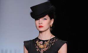 俄罗斯时装周Slava-Zaitsev秀场的性感帽子