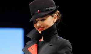 超模米兰达·可儿演绎澳航全新制服