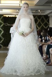 Oscar de la Renta婚纱: 为新娘造梦 打造今生最美的嫁衣