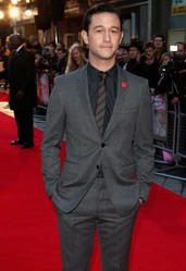 Joseph Gordon（约瑟夫·高登）身着Burberry（博柏利）亮相BFI伦敦电影节