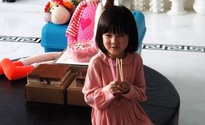 小贝儿资料：陆毅鲍蕾5岁女儿耍酷海量私照曝光