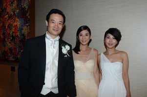 杨采妮新加坡婚礼直击：新郎邱韶智三度亲吻新娘