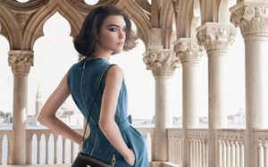 艾利桑娜·缪斯演绎Louis Vuitton旅行艺术广告