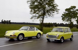 MINI 发布系列可爱照片向Porsche 911致敬