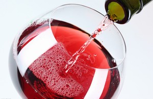 美国首次尝试海底陈酿葡萄酒