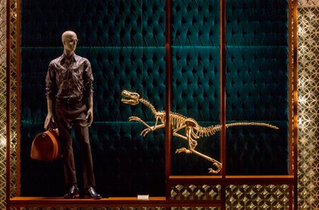 Louis Vuitton 全新橱窗上演恐龙大战