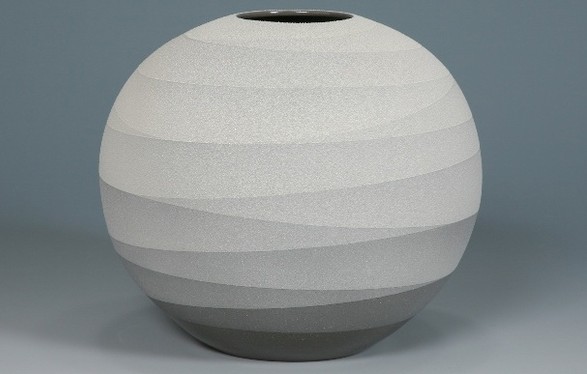 日本艺术家Yoshitaka Tsuruta的单色陶瓷