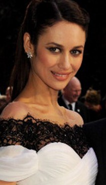 Olga Kurylenko 佩戴戴比尔斯钻石珠宝闪耀电影首映礼