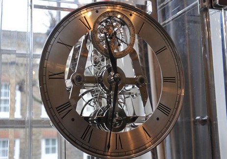英国时钟商肯密狄与伦敦制造商Zone为女王制透明钟