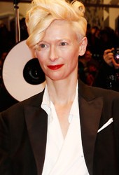 Tilda Swinton 身着Schiaparelli夏帕瑞丽全新春夏高定亮相柏林