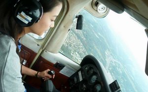 私人飞机驾照放宽：学费25万，近视眼也可以考飞机私照