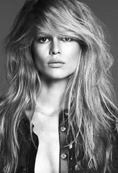 超模Anna Ewers 演绎Versace范思哲春夏广告大片