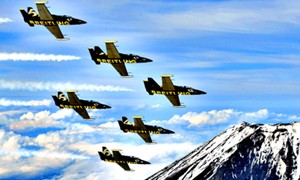 Breitling Jet Team(百年灵喷气机特技飞行队)在日本福岛县进行飞行表演