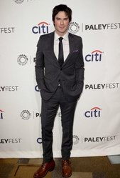 《吸血鬼日记》主演Ian Somerhalder身着Z Zegna蓝白交织2粒扣西装领套装出席2014年PaleyFest电视节
