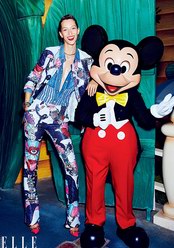 超模Alana Zimmer登《Elle》演绎迪斯尼乐园时尚大片
