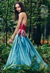 超模Luma Grothe为《Vogue》拍摄野外礼服时尚大片