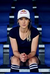 奥地利Red Bull十大美女运动员  猜猜她们的工作是玩什么运动?
