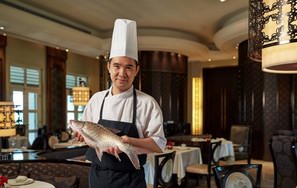 新加坡嘉佩乐酒店春节主推菜肴“忘不了鱼”