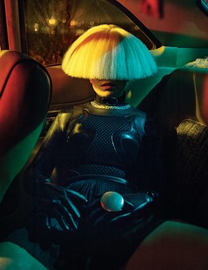 澳洲歌手Sia 夸张造型演绎独特魅力
