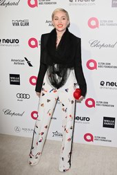 Miley Cyrus身着夏帕瑞丽高定套装出席艾滋病基金会派对
