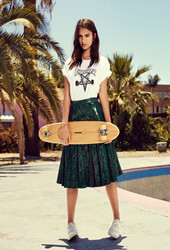 超模Emily Ratajkowski 变身时尚滑板女孩