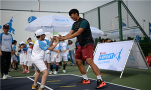 中国头号男单携健达网球小将对垒海外职业选手