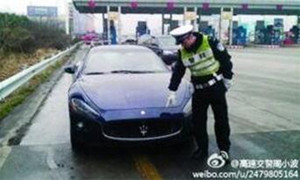 Maserati玛莎拉蒂没油停在高速，美女车主被吓哭